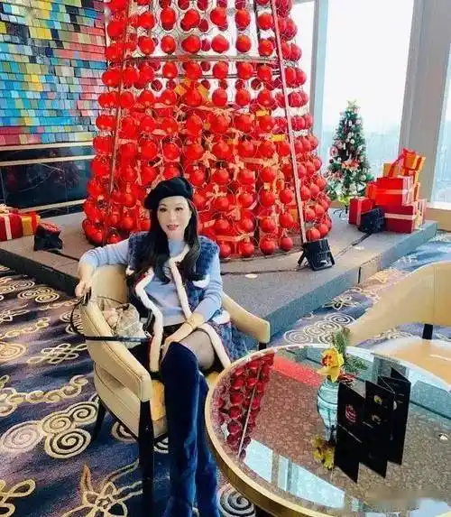 63岁吕良伟三婚妻子晒照 穿着华丽秀钻戒阔气十足_杨小娟