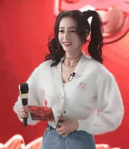 扎双马尾不玩性感扮可爱,跟王源同框像同龄人_休闲_时尚_白色