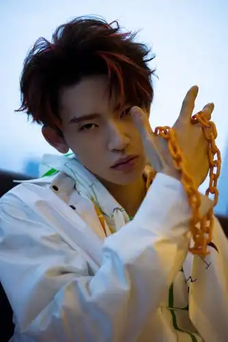 小鬼受邀出席华伦天奴展览开幕式活动 红粉挑染发色勾勒出精致脸蛋