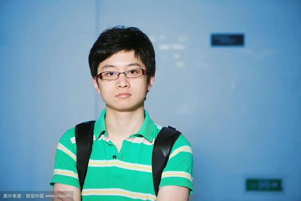 戴眼镜的青年男士