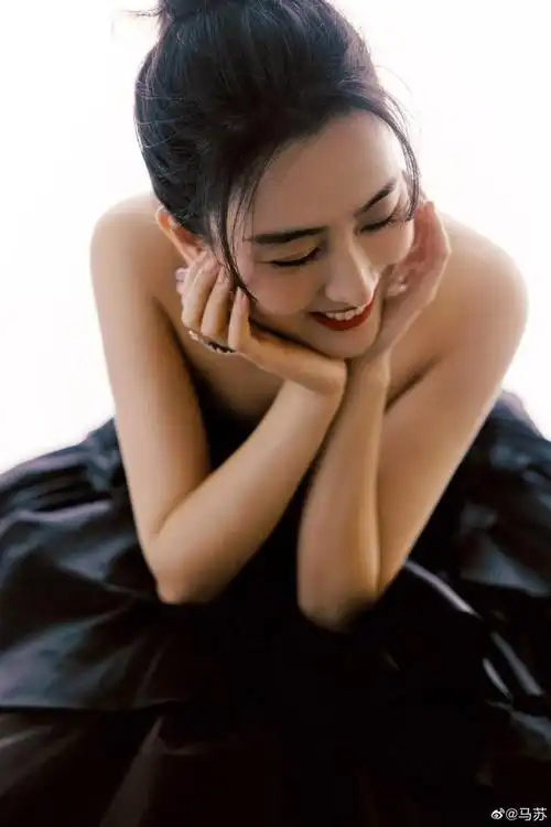 马苏写真一袭黑白抹胸纱裙大气优雅时尚靓丽