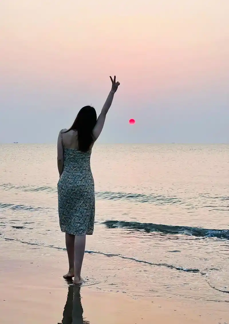 时间比眼睛更能看清一些东西#旅行 #一起看海 #背影 #海边 - 抖音