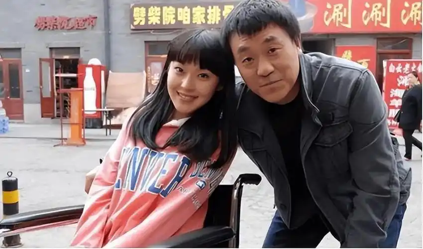 仔细一看,原来是初中同学李海洋,他埋藏在心底的记忆也涌现出来.