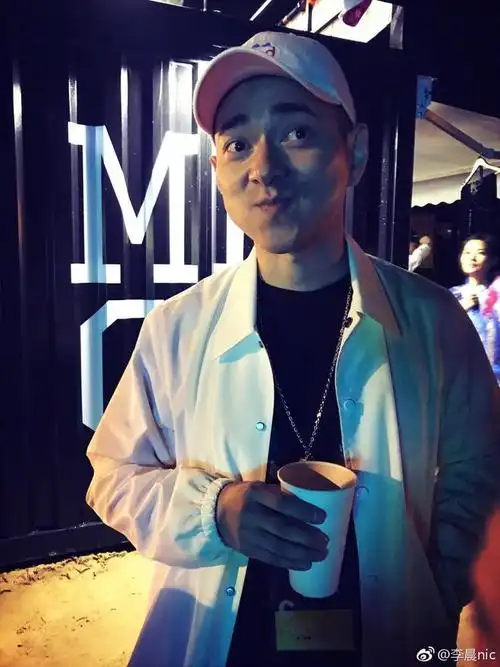 而且李晨和陈赫还是很好的朋友,难道现在流行高中初恋情人终成眷属吗?