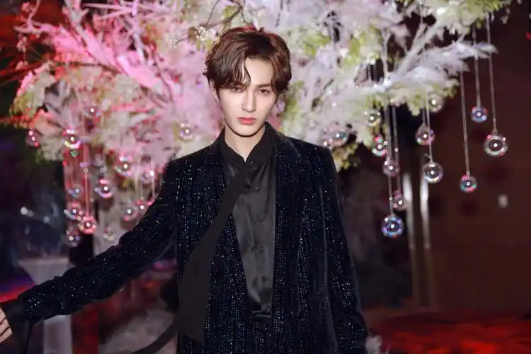 分享一组朱正廷图片给大家,图中的明星图片壁纸会点缀你的电脑桌面