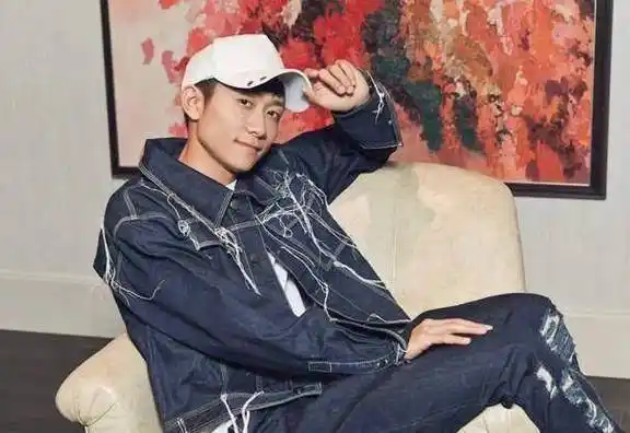 不高不帅的张一山,不做娱乐明星只想当演员,不拍戏时就喜欢躺着_玩