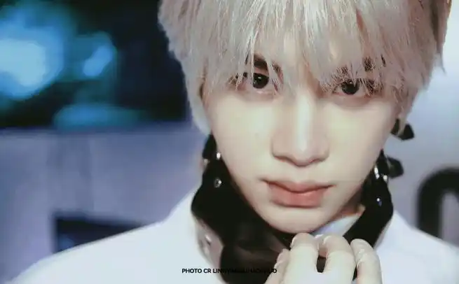 黄明昊白发撕漫男