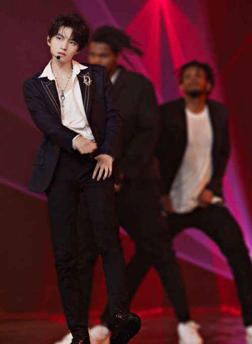 最怕王俊凯穿毒液裤上台跳舞看他凹出的腿型女生都自闭了