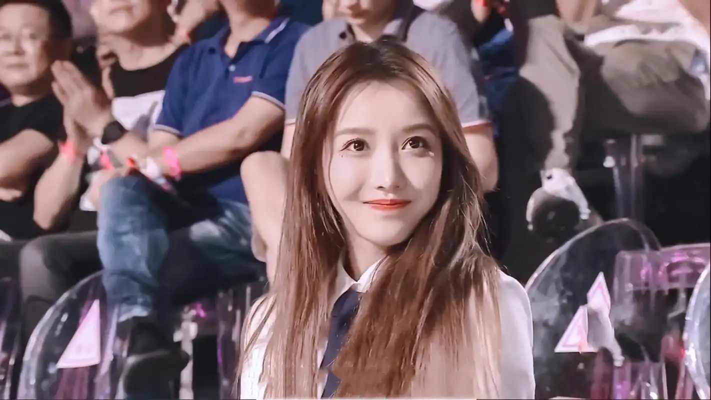 原创8岁丧父16岁火遍校园,19岁被沦为笑柄,姜贞羽艰难又幸运的24年