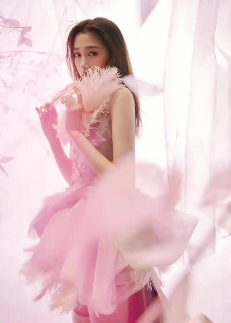 关晓彤穿粉色花朵裙俏皮可爱气质满分