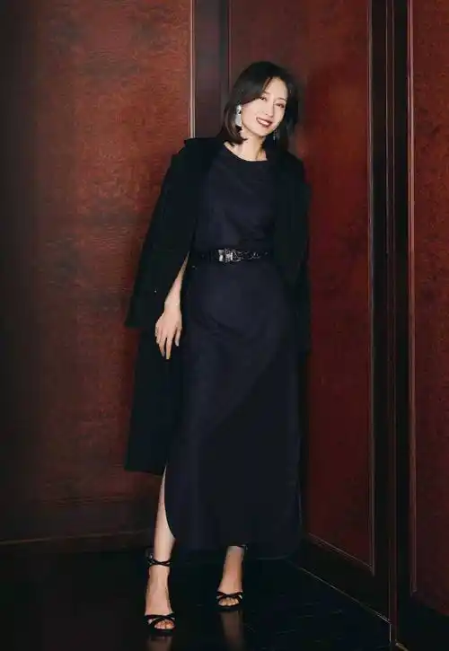 刘敏涛不用仔细打扮都带着高级感,一袭橡皮粉连衣裙,相当有气质_时尚