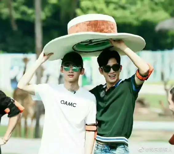 白敬亭点赞了井柏然开球的视频哈哈哈哈98本来已经尴尬得脚趾扣地了