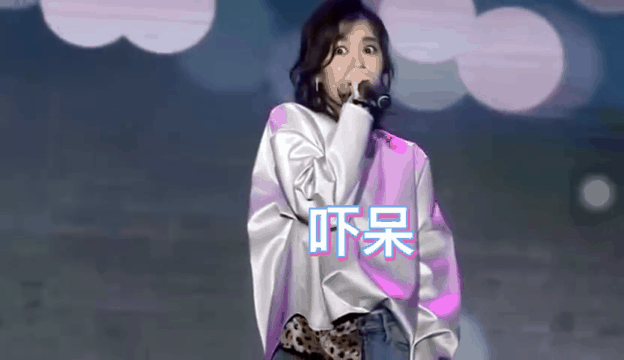 吓呆了郁可唯演唱时遭扔荧光棒受惊吓后仍继续完成表演