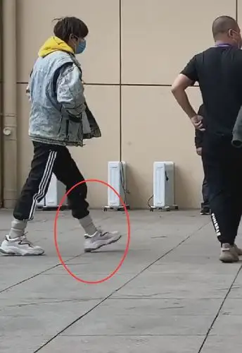 易烊千玺下车后被抓拍,看清他的袜子穿法,很少会有男明星这么穿