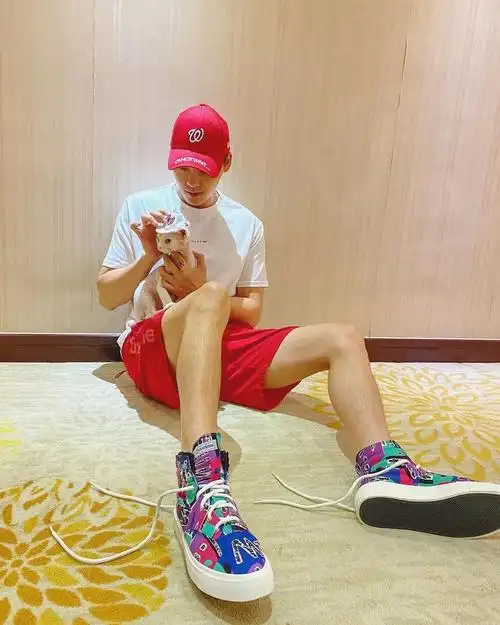 35岁陈伟霆我腹肌8块球鞋81w拒绝欧阳娜娜20天帅爆107次热搜