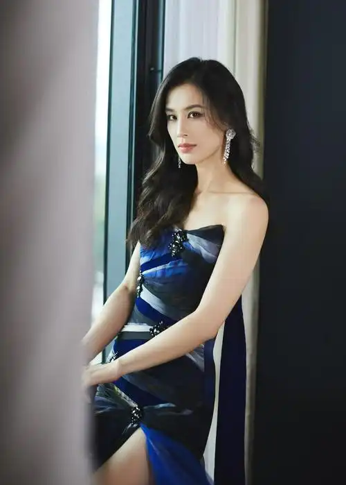 近日,黄圣依出席第十一届北京国际电影节开幕式.