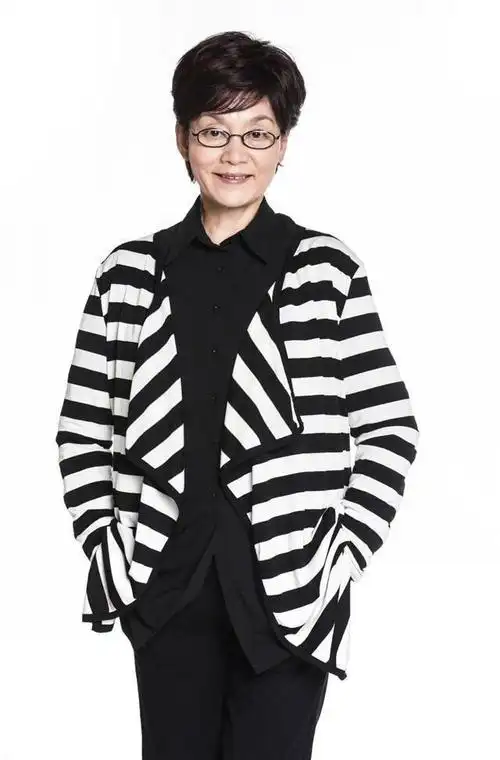 60岁的潘虹穿一身绿波点西装,醒目又减龄,尽显青春有活力