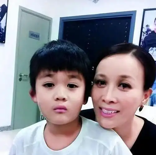 她愿意为了自己深爱的高峰承担高龄产妇的风险来生下儿子高兴