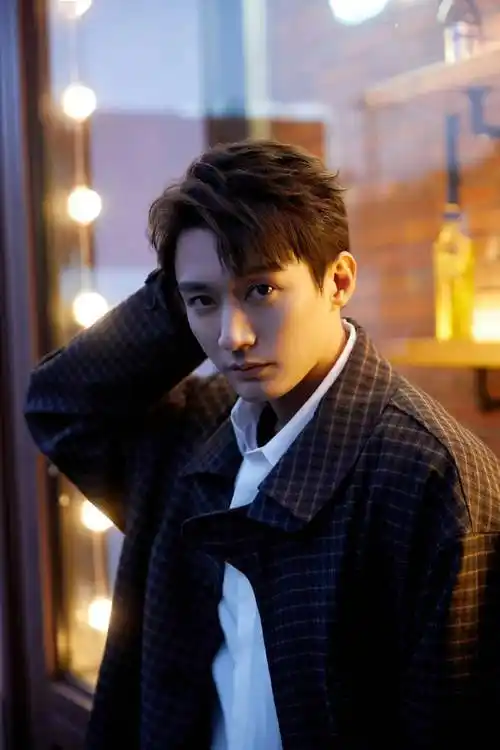 刘学义时尚写真:温润如玉,翩翩公子