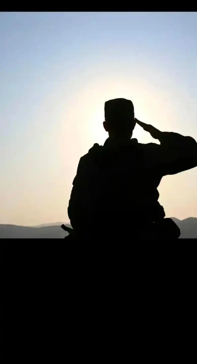 看着傻傻的自已和背影为家光荣,在这个冬天只想有个捂手的人会实 - 抖