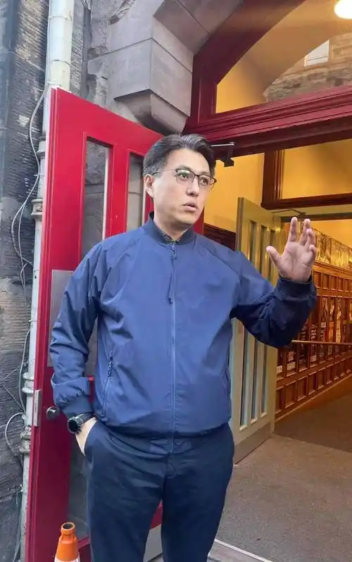 靳东满头白发怎么老成这样了?你看像不像六十多岁?_形象_照片_白发和