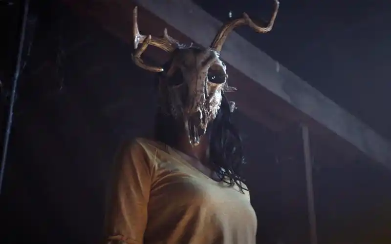 《森林恶鬼》披着人皮的恶鬼,专吃被遗忘的小孩,恐怖电影