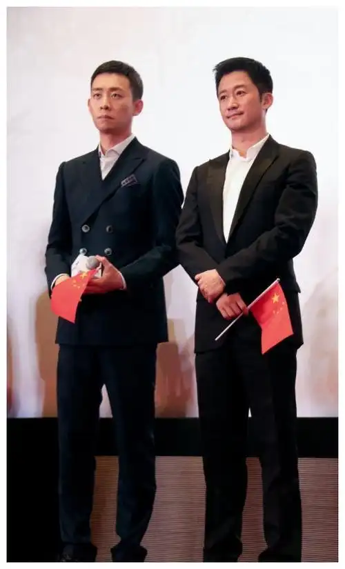 超短发发型加黑色西装套装,给人一种当兵人的感觉,张译的身高并不出色