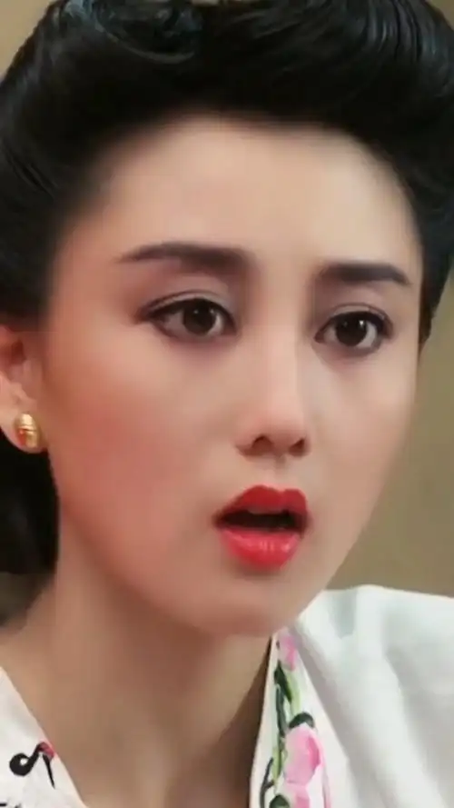 利智的民国妆漂亮,尽显优雅气质,而现实生活中属于时尚美,性感美,妩媚