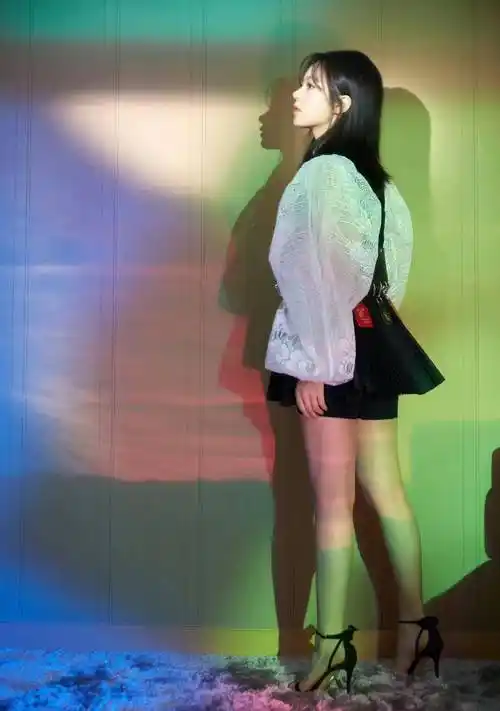 赵今麦黑白刺绣镂空上衣搭配红裙,时尚又时尚的时尚少女风_衬衫_身材