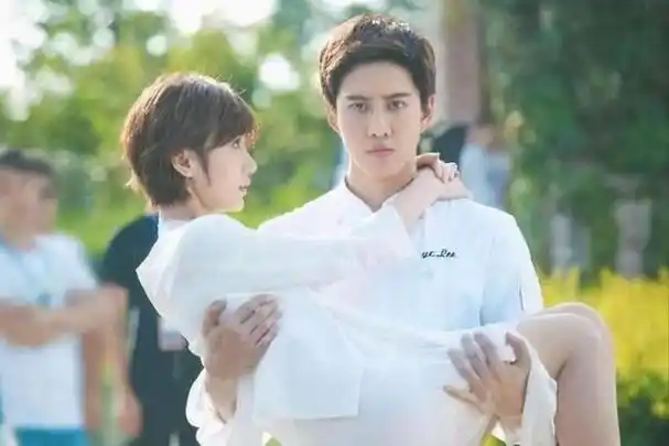 抱不起女星,拉不开弓,硅胶假身材,娱乐圈男星到底有多