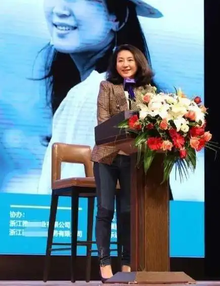 小高跟鞋和牛仔裤,再搭配格纹西装,王小丫给人的感觉知性了,更有女人