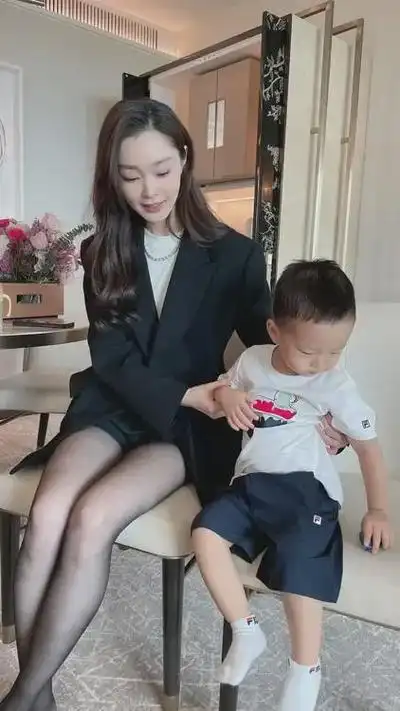 知名演员宋轶和侄子一家合影曝光