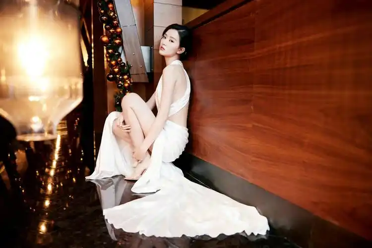 乔欣穿深v镂空礼裙走红毯无惧低温天气大胆走性感惹火路线