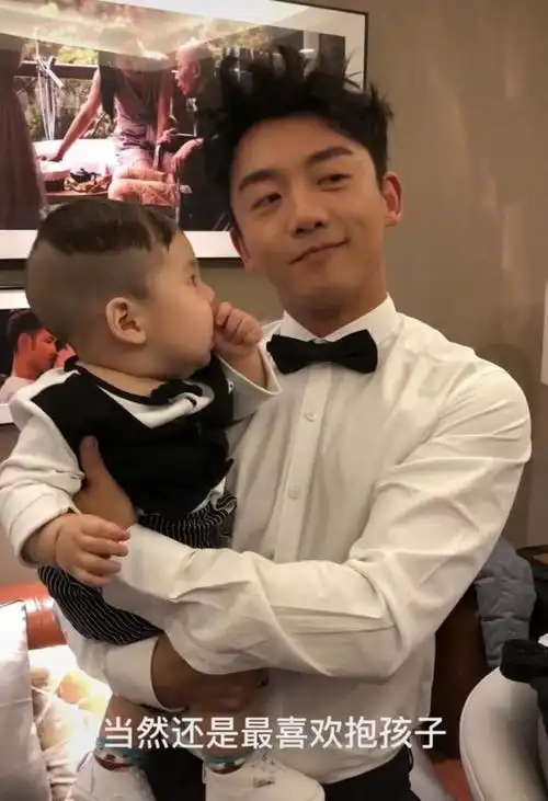 郑恺工作室晒照抱过考拉抱过玩偶的老板终于抱上了女儿