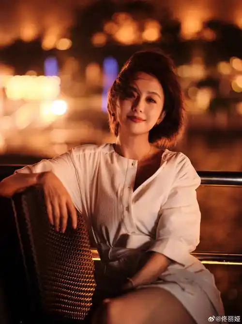 原创佟丽娅妇女节晒甜美照笑容似初恋配文深意引发猜疑