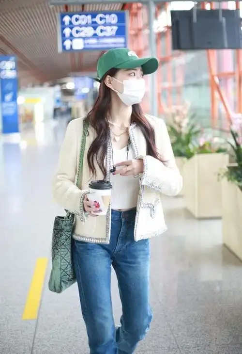 90后徐璐私服好赞短外套配牛仔裤青春时尚绿帽子活力满满