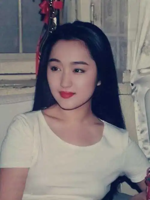 一组杨钰莹年轻清纯旧照 模样青涩水嫩灵气的她笑起来甜如蜜