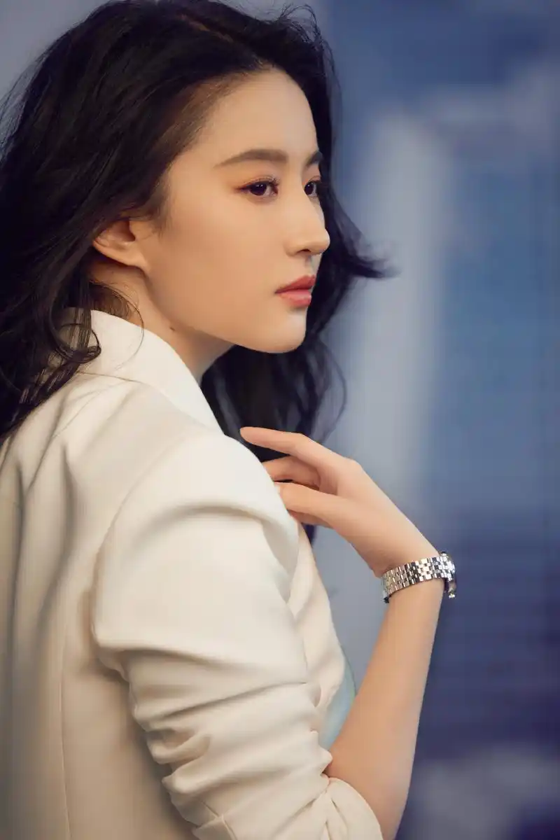 刘亦菲纯白西装优雅时尚写真,圆圆的脸蛋,一股青春活泼的气息