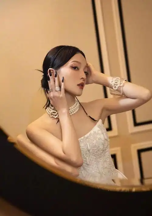 张韶涵高开叉红裙气质高贵冷艳,大长腿太迷人,美得不像40岁_网易订阅