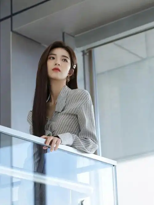 万鹏颜值与实力并存的气质女神