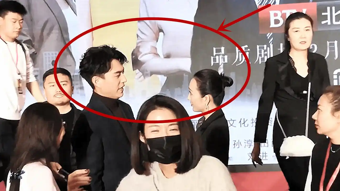 靳东拿拐杖戳王鸥臀部引争议,得知背后原因后,网友:错怪靳东了