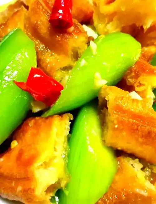 丝瓜炒油条:视觉与口感的双重盛宴