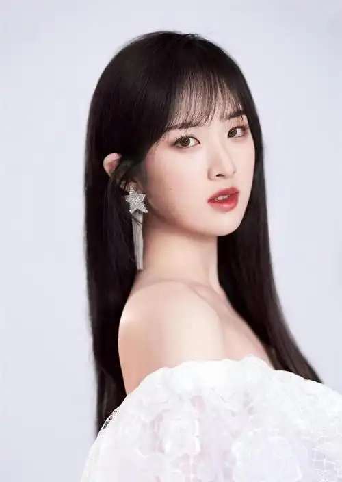 华为二公主姚安娜,亮相新品pocket 2发布会,跨界演绎新篇章