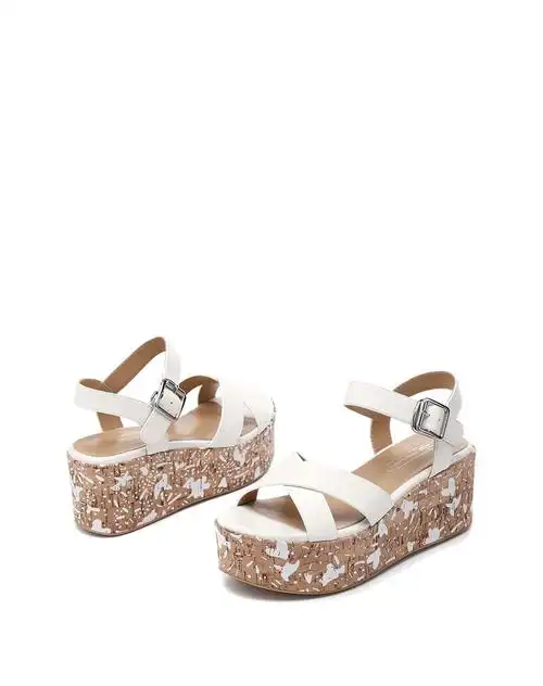 2016年专柜新品白色搭扣休闲厚底凉鞋