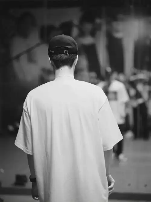 王一博#背影满满的故事感,颈后痣更是被粉丝称为沉默的不可言说的