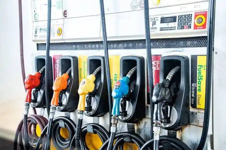 没牵过女朋友的手甚至找不出一张合照就要订婚了厦