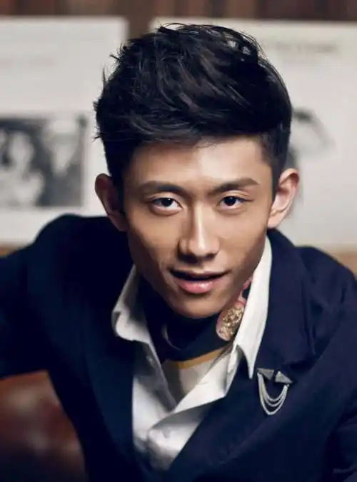 只可惜2022年张一山宣布暂时退出娱乐圈,原因是自己的身体因为长时间