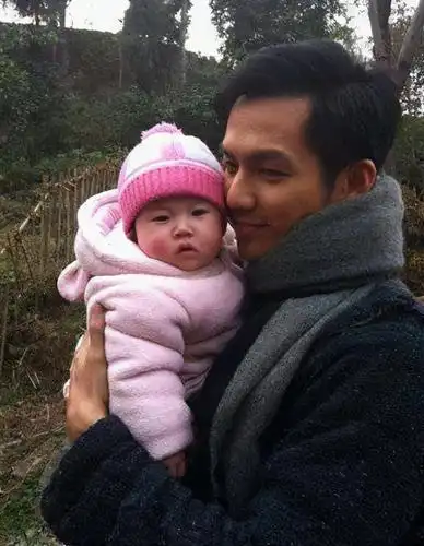 钟汉良隐婚多年妻子身材超好低调探班连孩子都10岁了