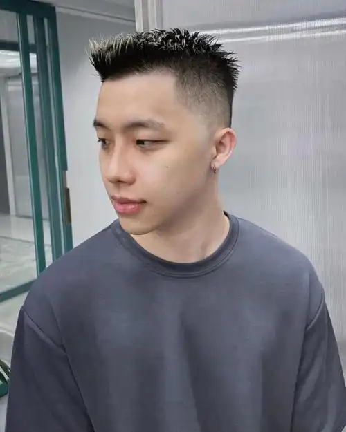 男生的发型最好是把两边的头发全部推剪干净,这样才能让自己的形象