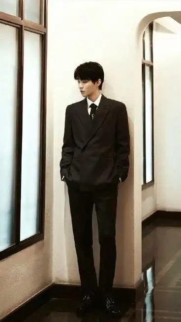 到底谁能拒绝穿西装的王俊凯啊 优越的五官与身段…|王俊凯_新浪新闻